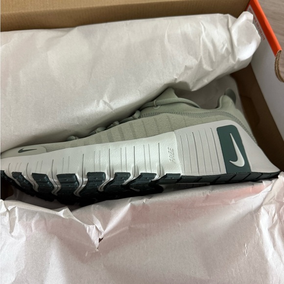 Nike free metcon 6 - vintage green size 8 and 10 new in box - Picture 4 of 10